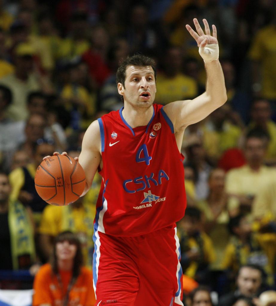Theo Papaloukas ordena una jugada durante su época en el CSKA.