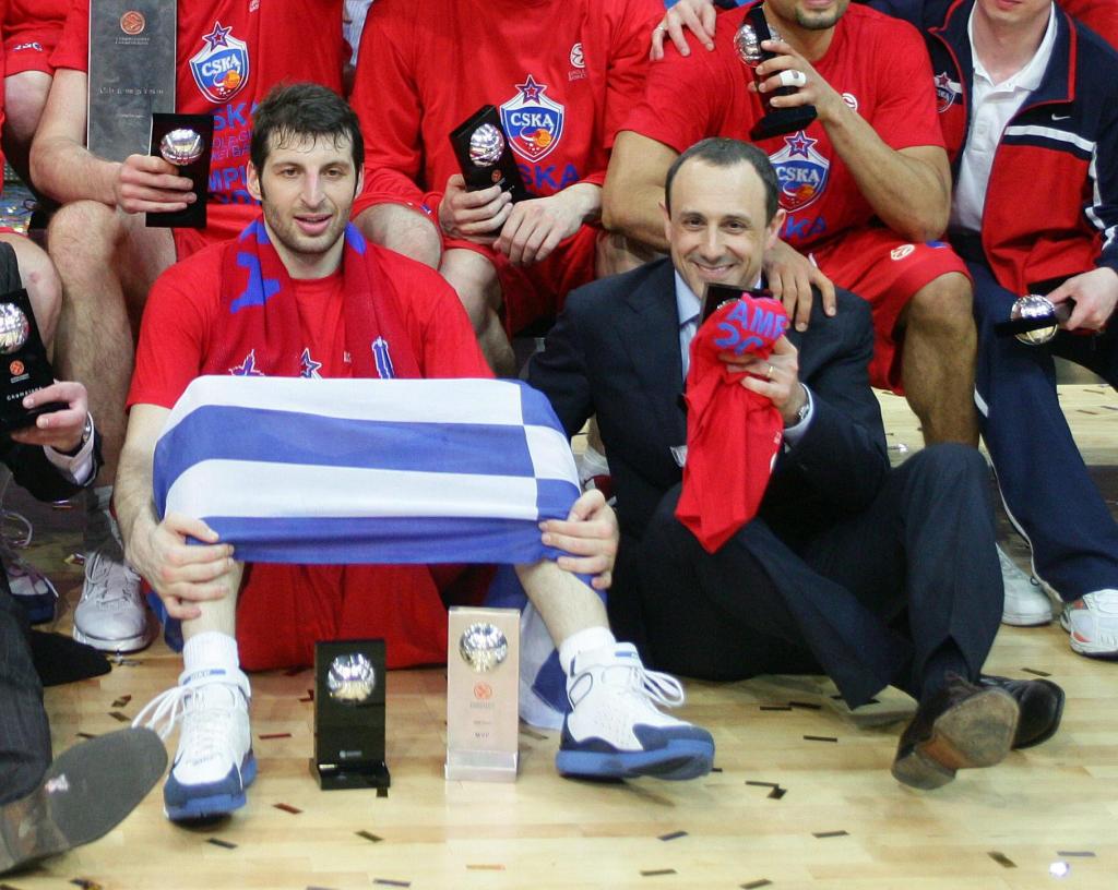 Papaloukas celebra junto a Messina el título de campeón de la Euroliga que ganaron con el CSKA en 2006.