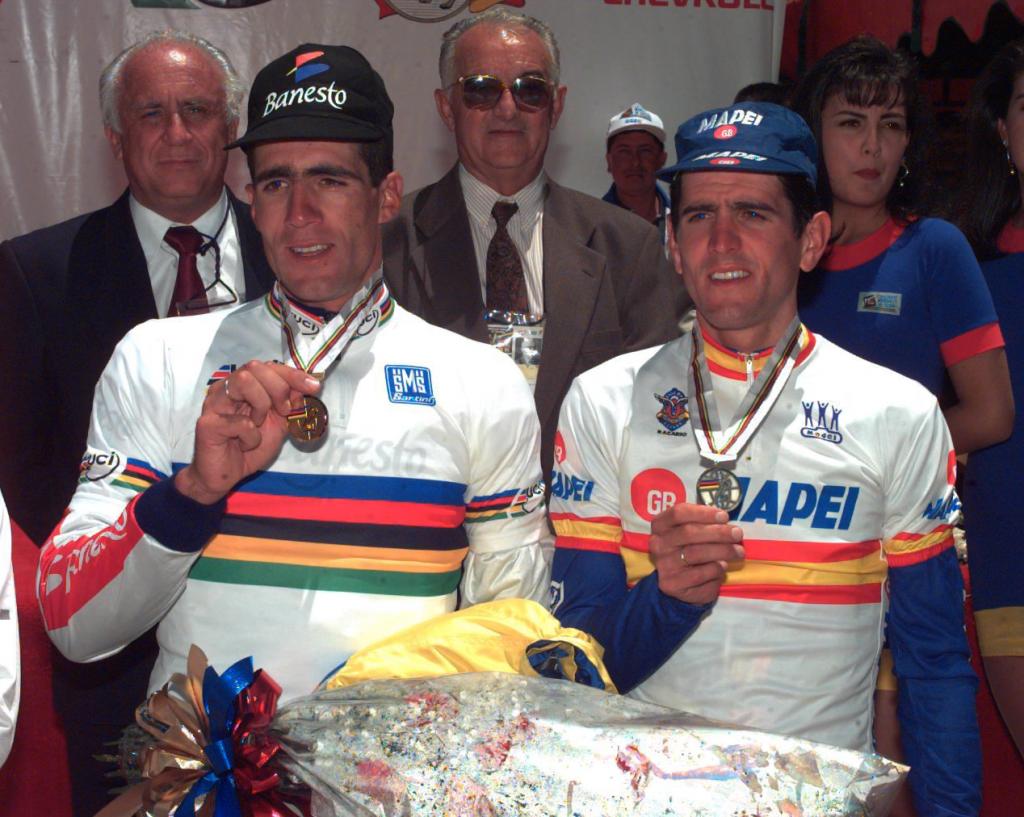 Indurain (I) y Olano (D) enseñan a sus trofeos de cámara después de vencer en el Campeonato Mundial de Counterreloj.