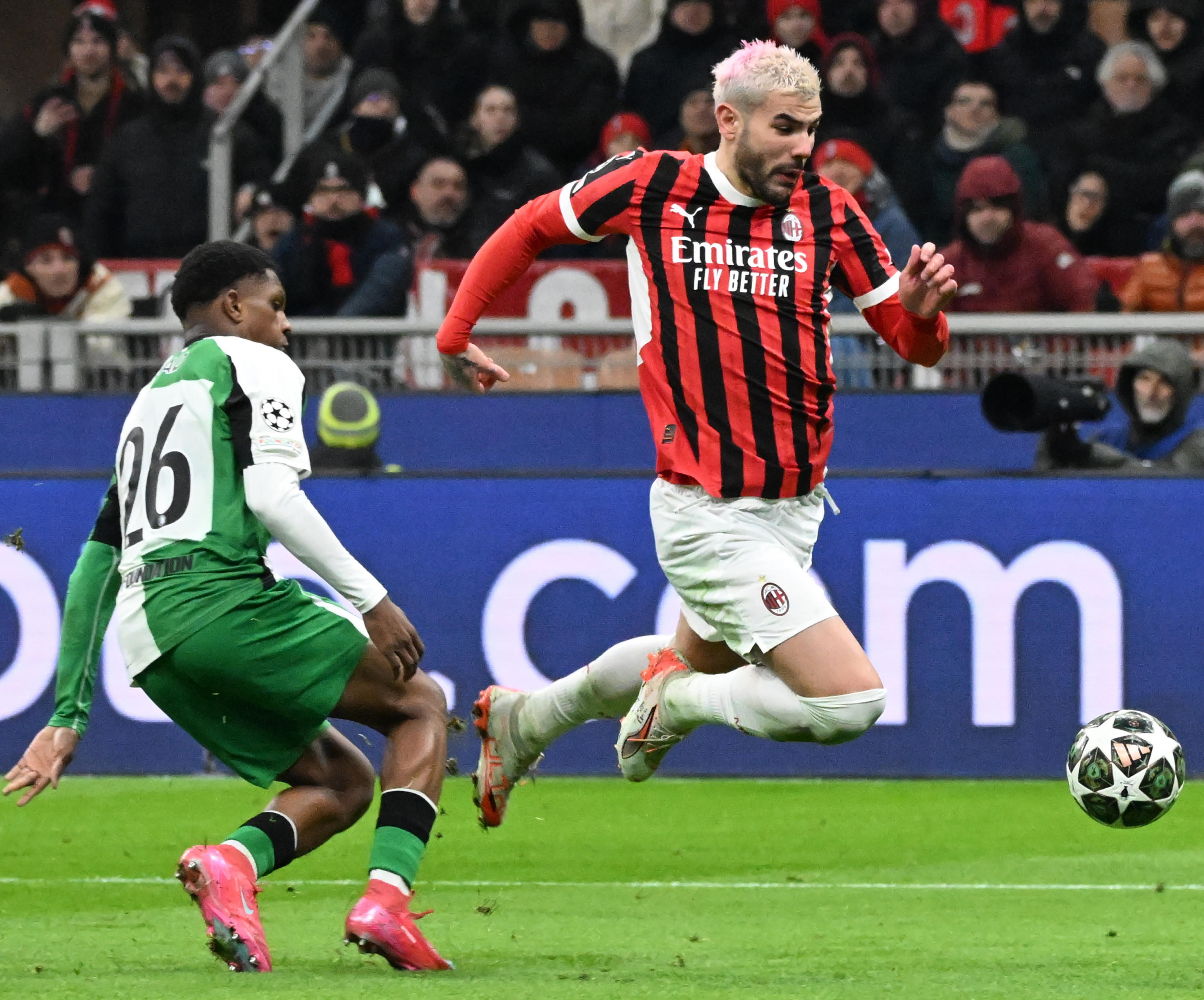 Las leyendas del Milan atacan a Theo Hernández por su piscinazo y expulsión: "Es indecente"