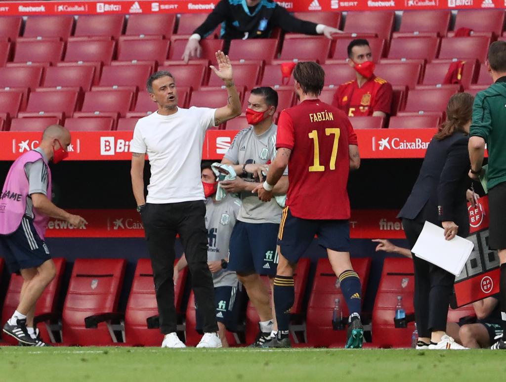 Fabián Ruíz junto a Luis Enrique en la selección española