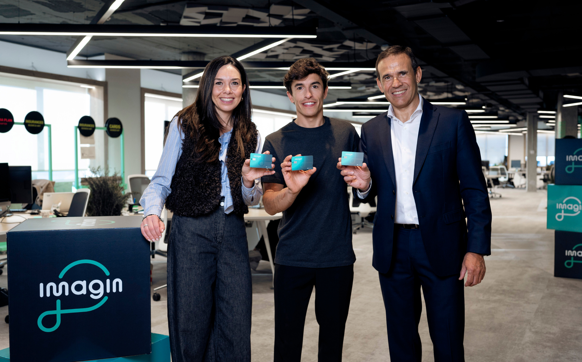 Marc Márquez, con Anna Canela, CEO de imagin, y Jaume Masana, director de Negocio de CaixaBank y presidente de imagin