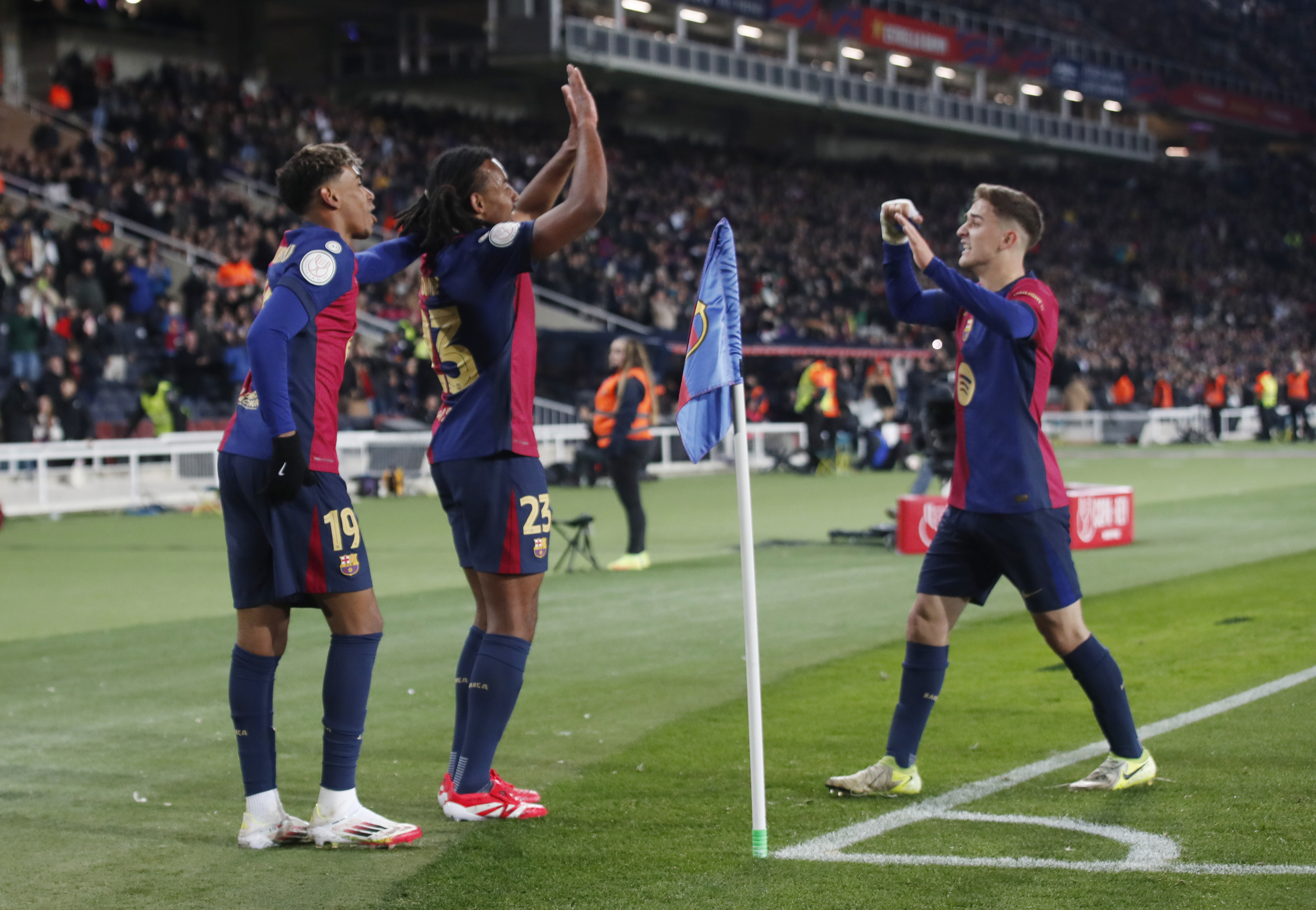 Koundé celebra un gol junto a Lamine Yamal y Gavi.