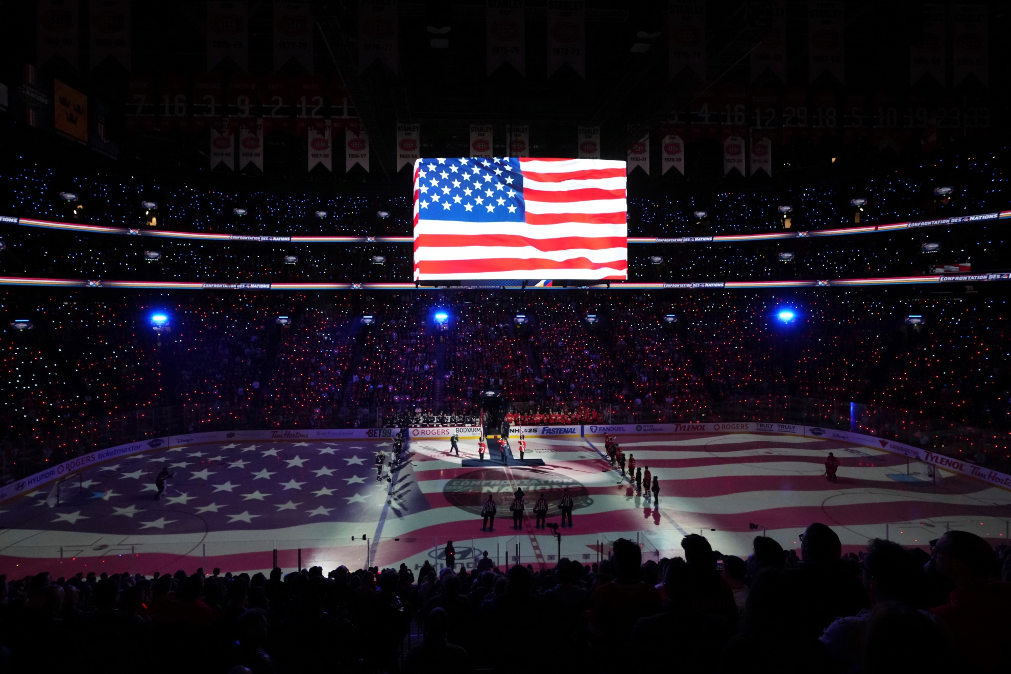 La ceremonia de los himnos durante el Canadá-Estados Unidos de Montreal.