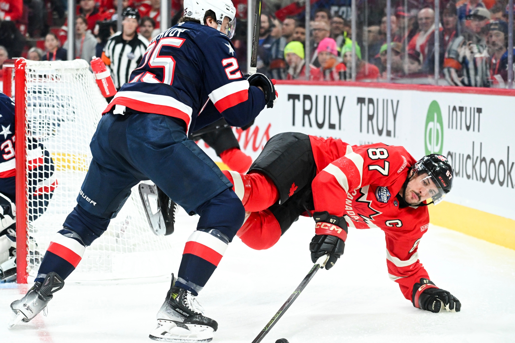 Sidney Crosby, por los suelos durante el Canadá-EE.UU. de Montreal.