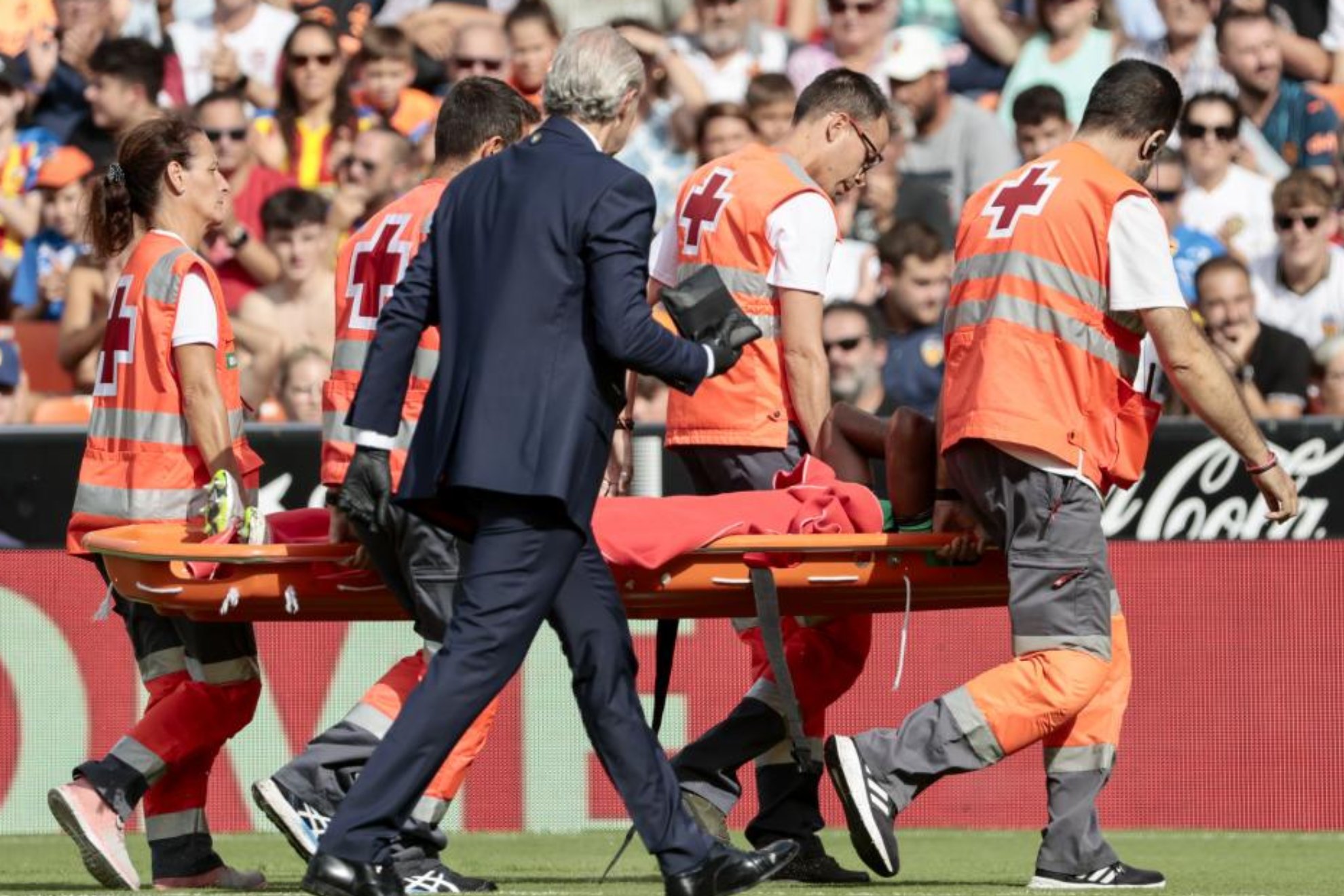 Lemar deja el campo Mestalla en Camilla.