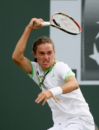 Aleksandr Dolgopolov golpeando una pelota