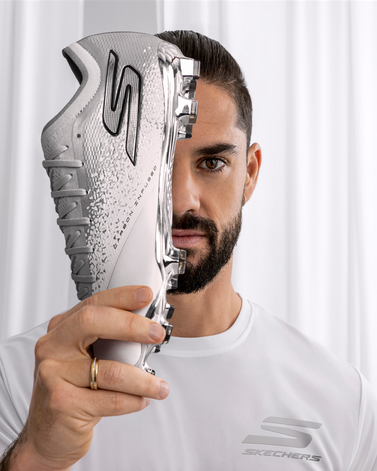 Isco posa con sus nuevas botas Skechers
