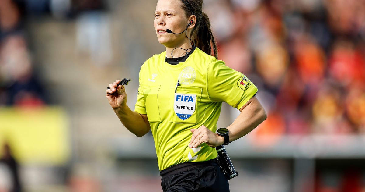 Frida Klarlund dirigiendo un partido internacional