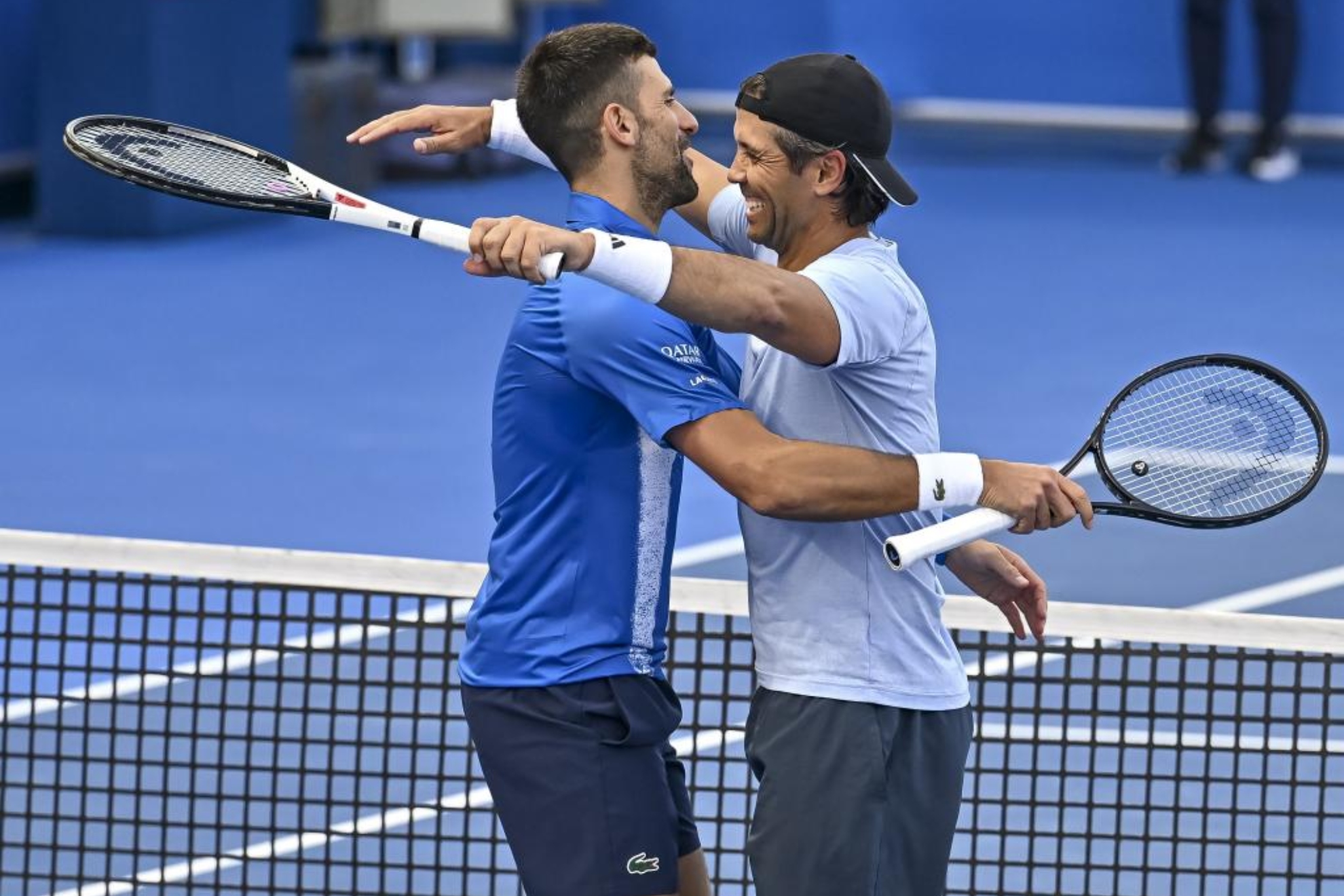 Novak Djokovic y Fernando Verdasco se abrazan tras su partido.