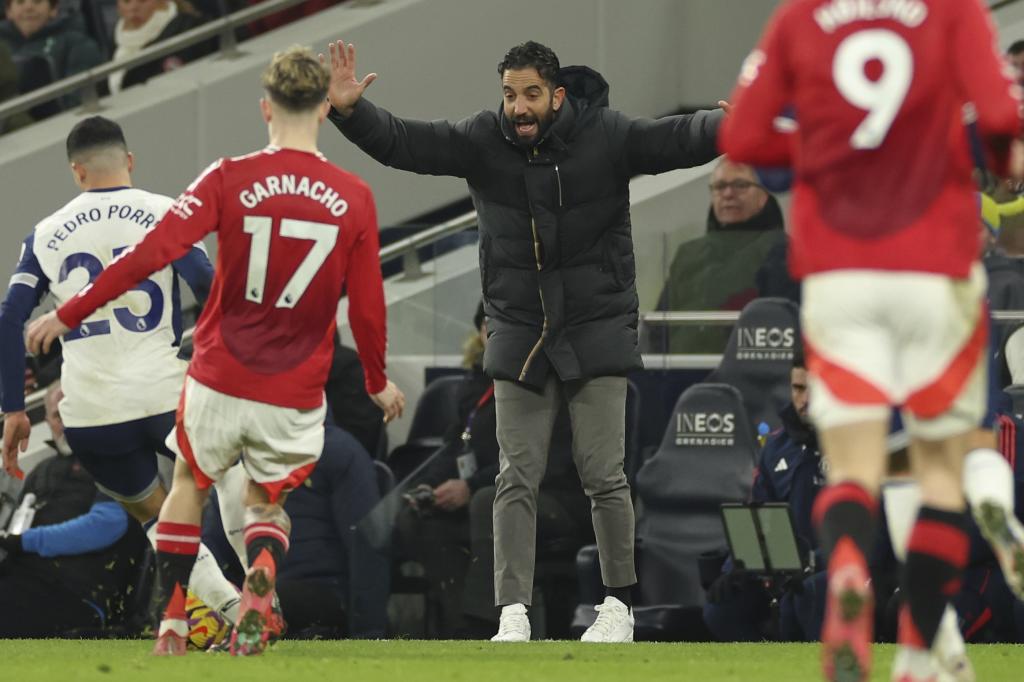 Ruben Amorim, durante el Tottenham - Manchester United. En los asientos del banquillo se ve la publicidad de INEOS.