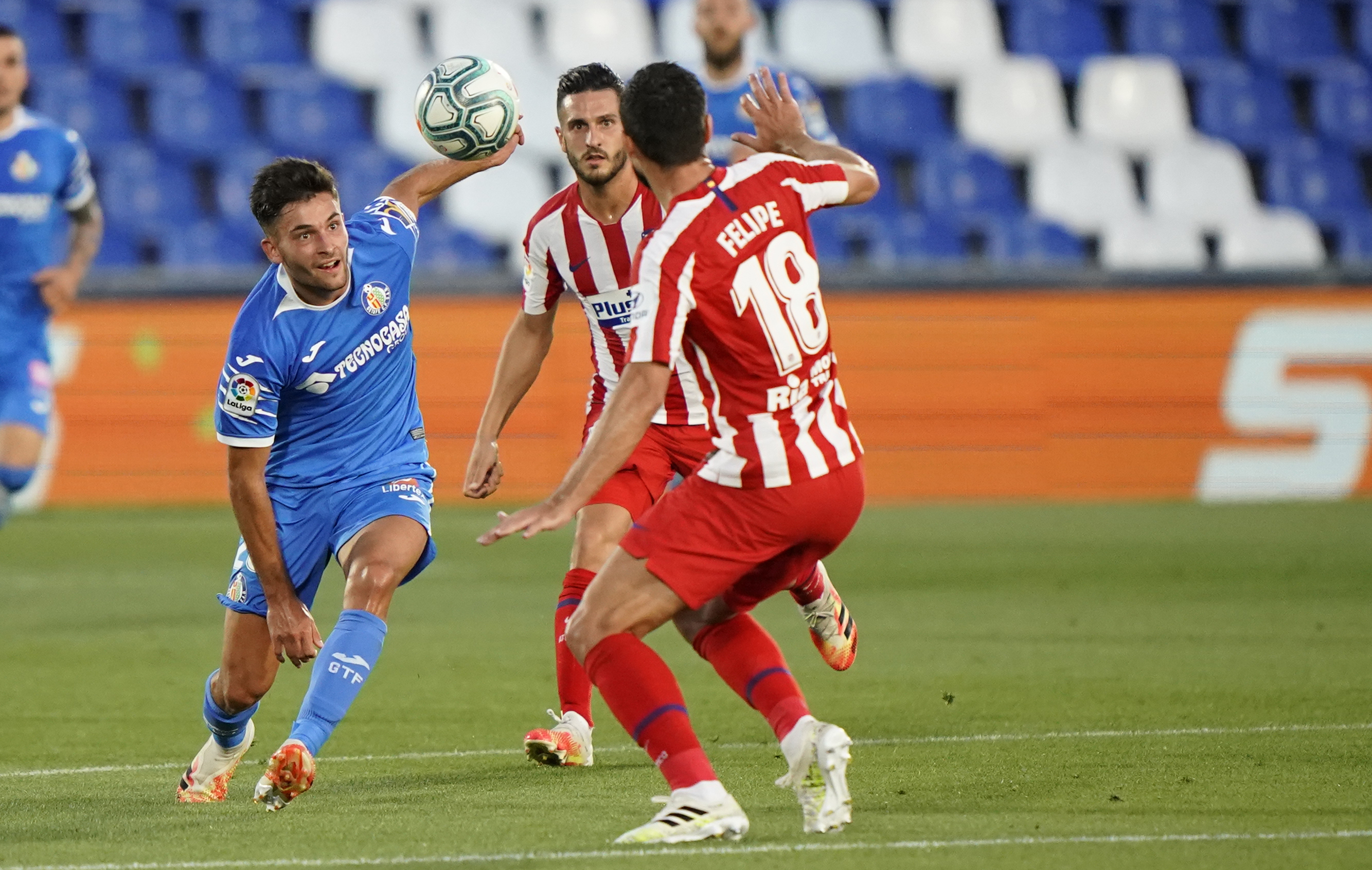 Hugo Duro, en su primer partido contra el Atlético con la camiseta del Getafe.