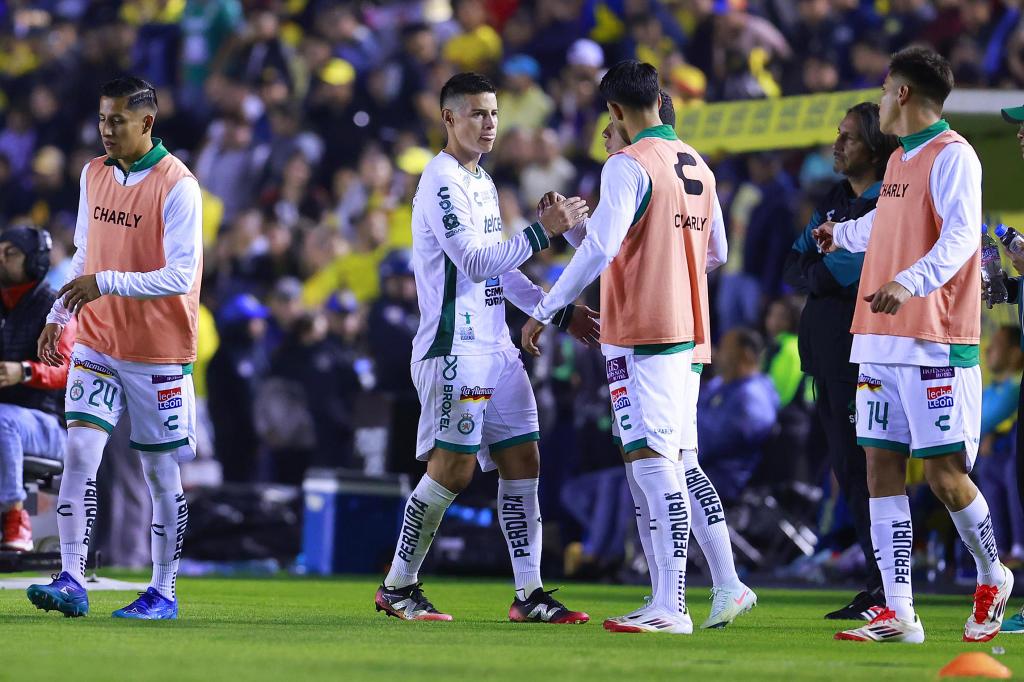 James Rodríguez saluda a sus compañeros. 