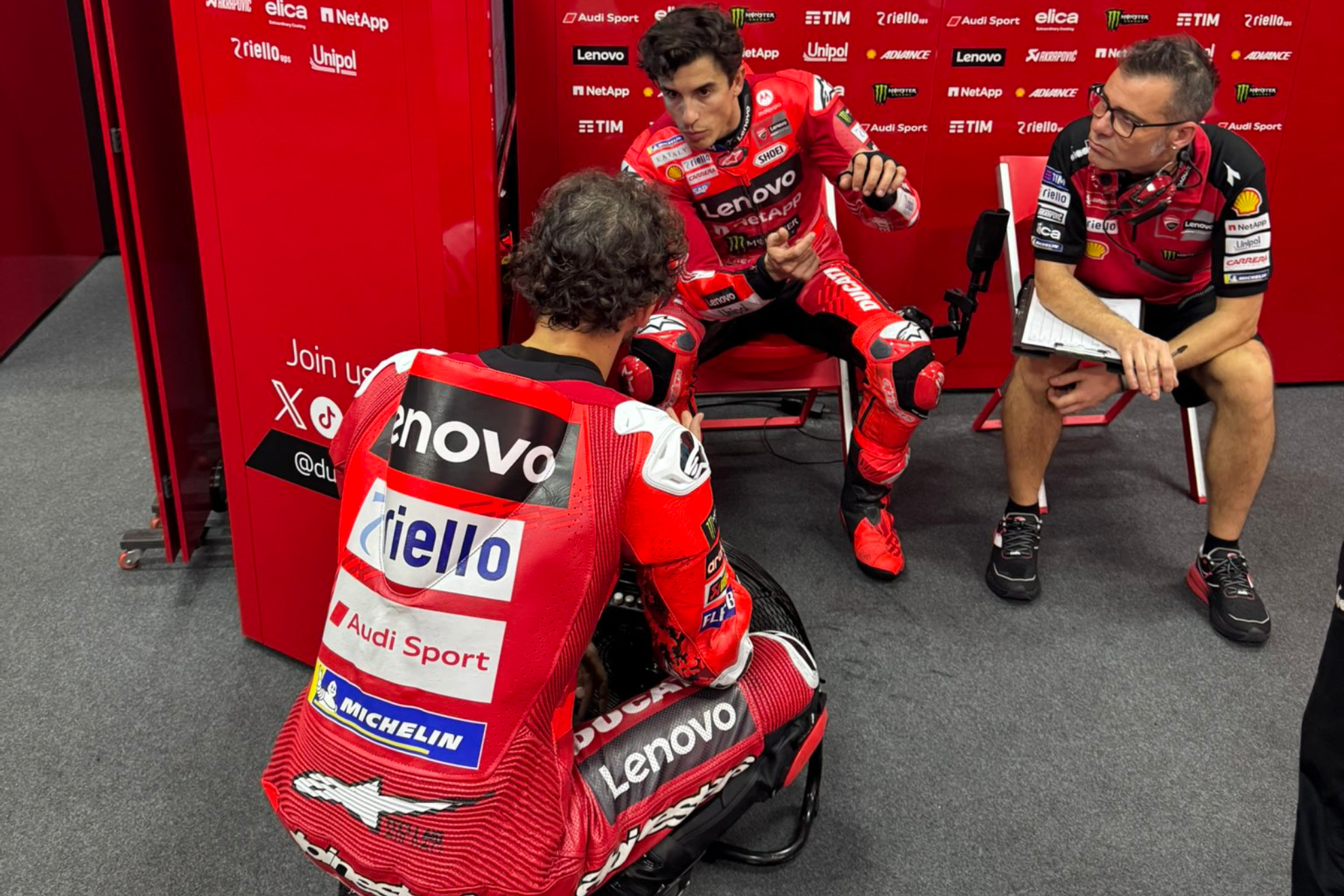 Marc Márquez conversa con Bagnaia durante los test de pretemporada.