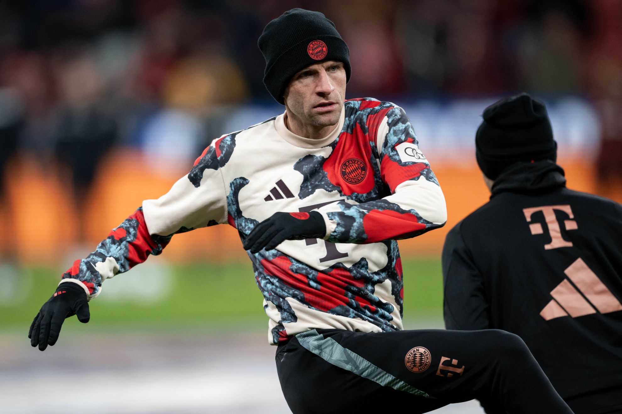 Thomas Müller calienta en la banda contra el Bayer Leverkusen.