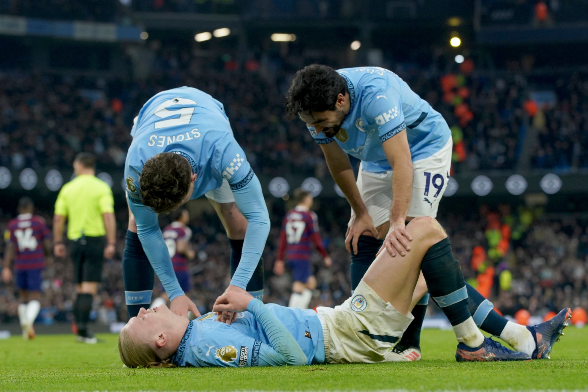 Erling Haaland se duele durante el partido contra el Newcastle.