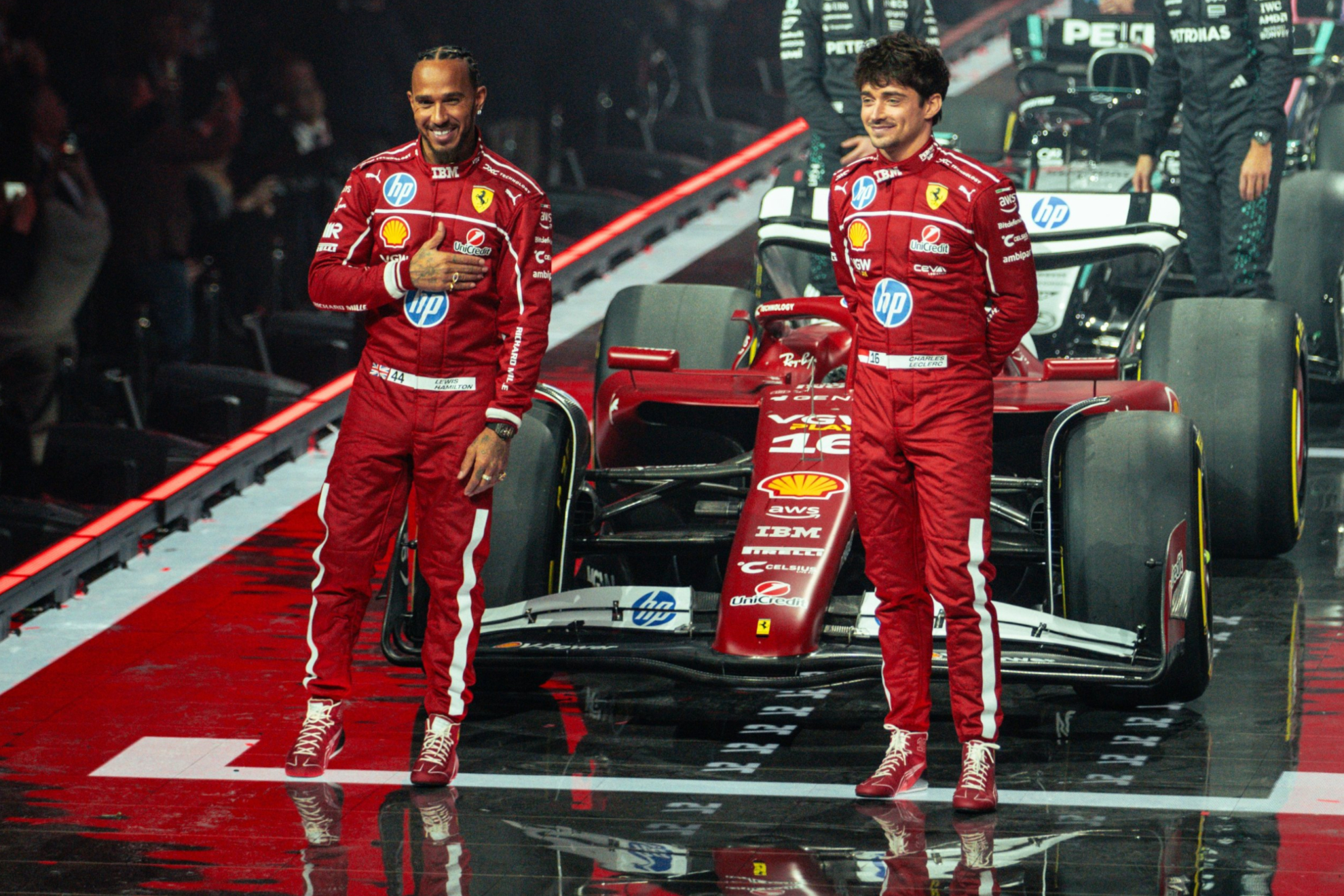 Hamilton y Leclerc, en la presentación conjunta de la F1 en Londres.