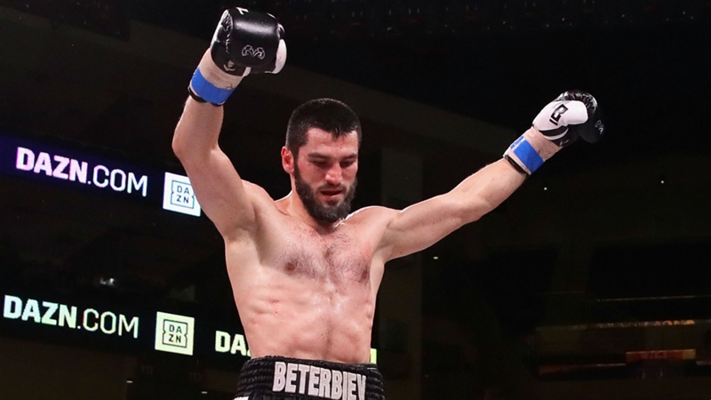 Artur Beterbiev en e ring de boxeo