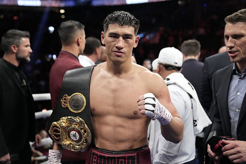 Dmitry Bivol con su cinturón de campeón