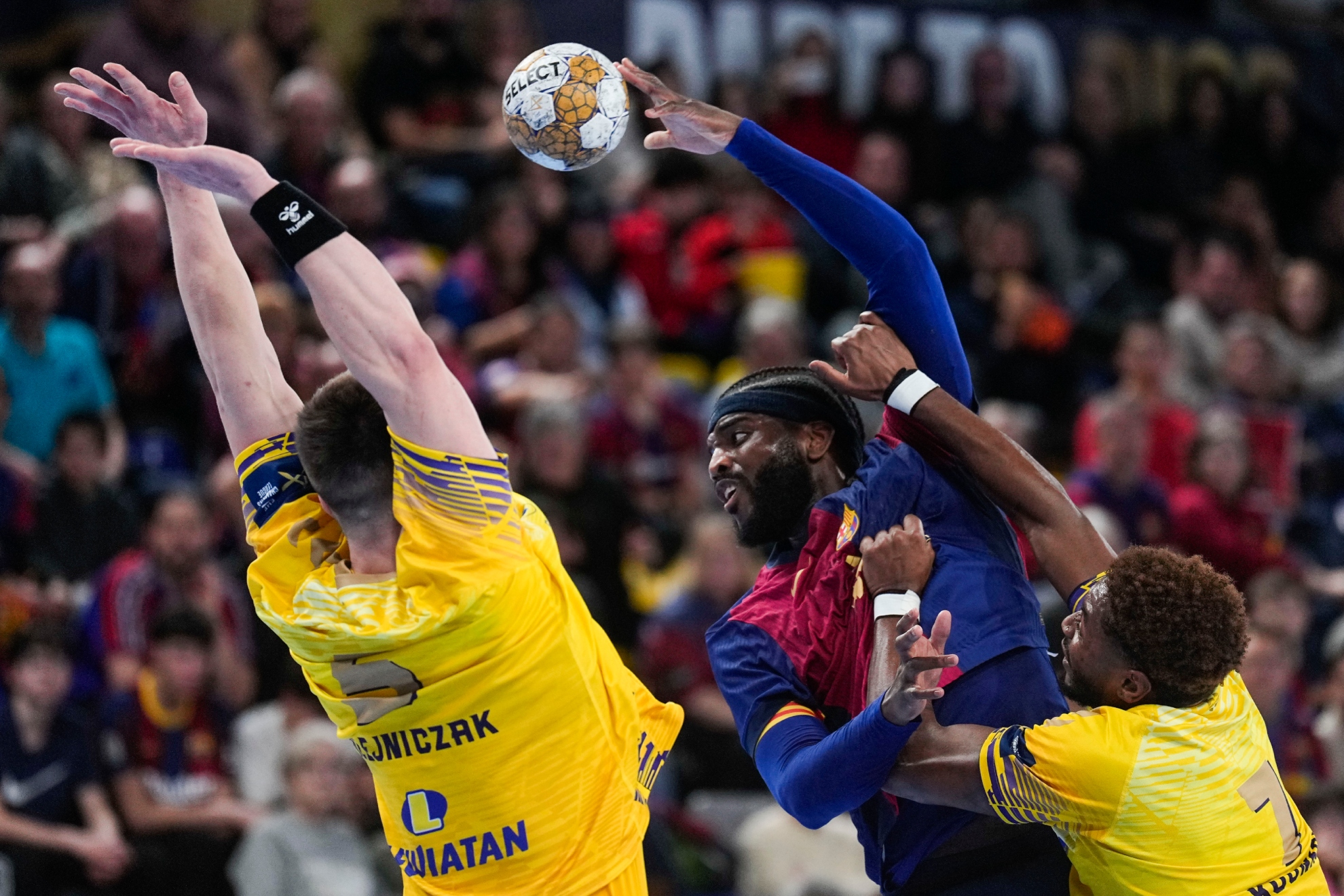 El lateral francés del Barça Mem, ante Olejniczak (i) y Kounkoud, ambos del Kielce.