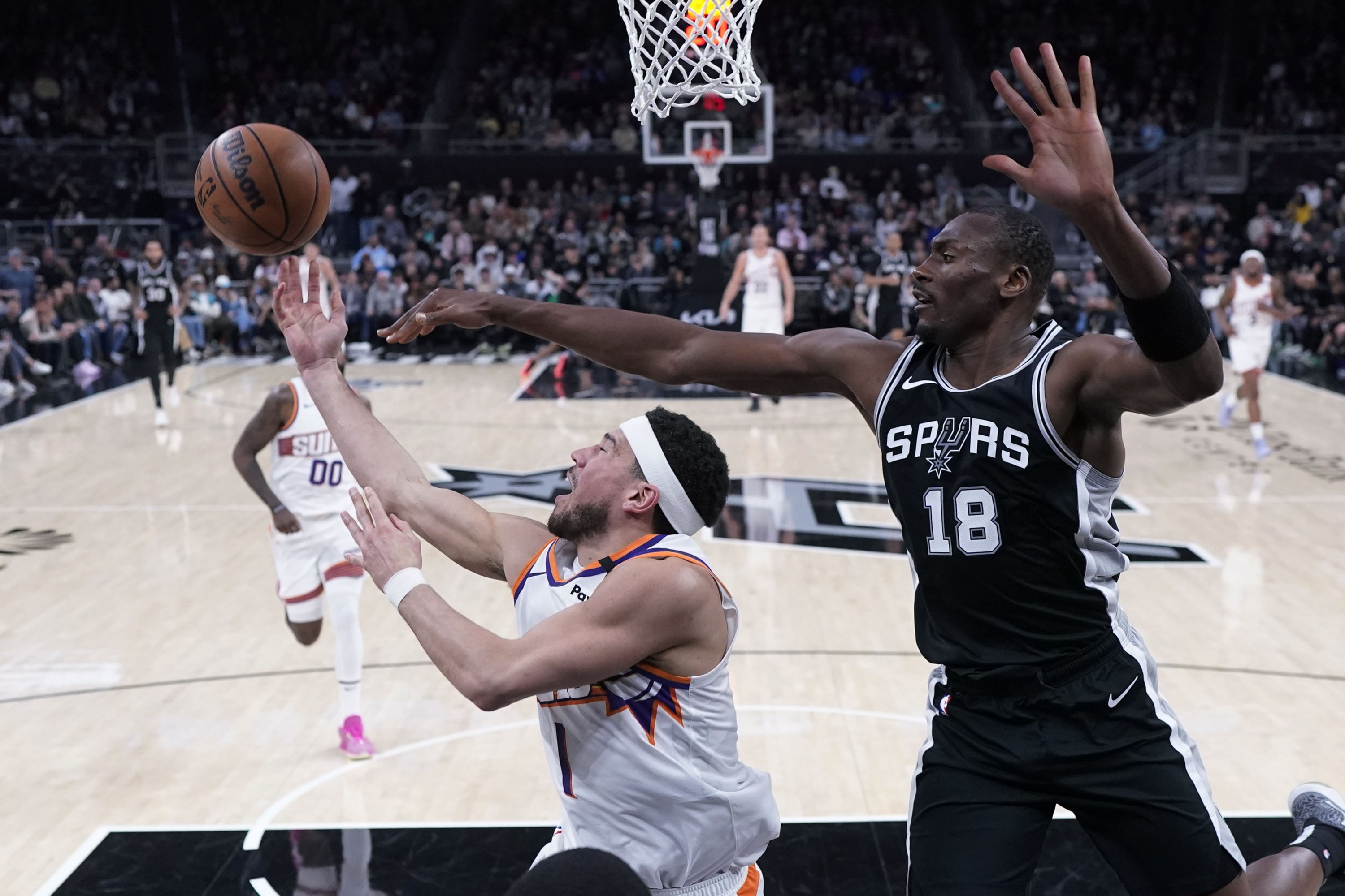 Bismack Biyombo, titular en los Spurs tras jugar sólo 25 segundos en toda la temporada