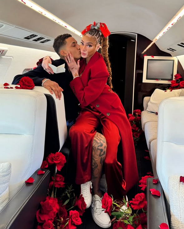 Kyle Kuzma celebra su compromiso con la famosa modelo Winnie Harlow con una canasta desde su campo