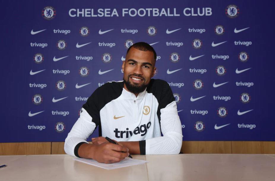 Robert Sánchez firma con el Chelsea.