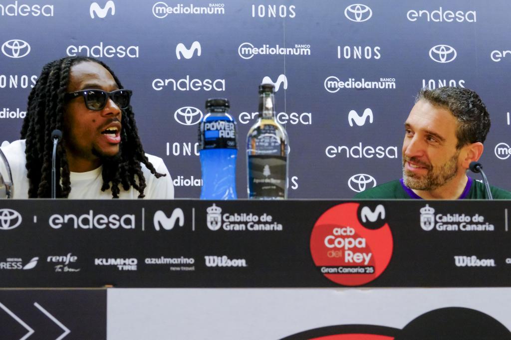 El entrenador de Unicaja Ibon Navarro y el MVP Kendrick Perry, tras ganar la Copa.