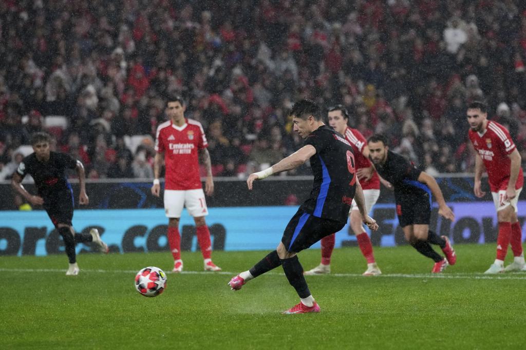 Robert Lewandowski anota el tercer gol del Barcelona ante Benfica en la Liga de Campeones, el martes 21 de enero de 2025, en Lisboa. (AP Foto/Armando Franca)