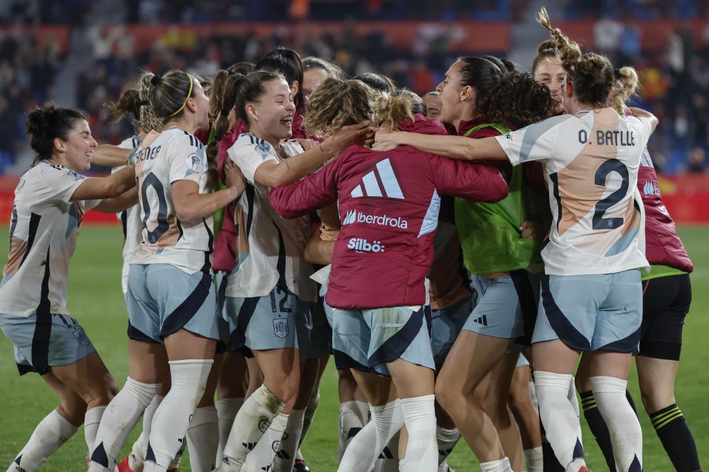 Todas las jugadoras celebrando el gol de la victoria