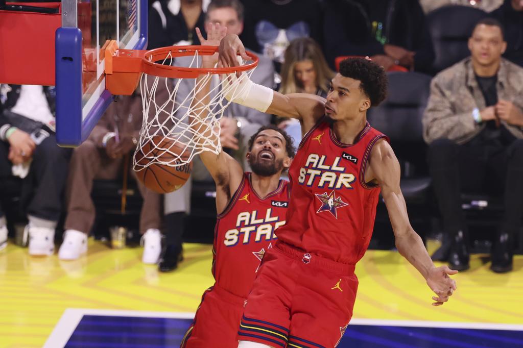 Victor Wembanyama hace un mate durante el All Star.