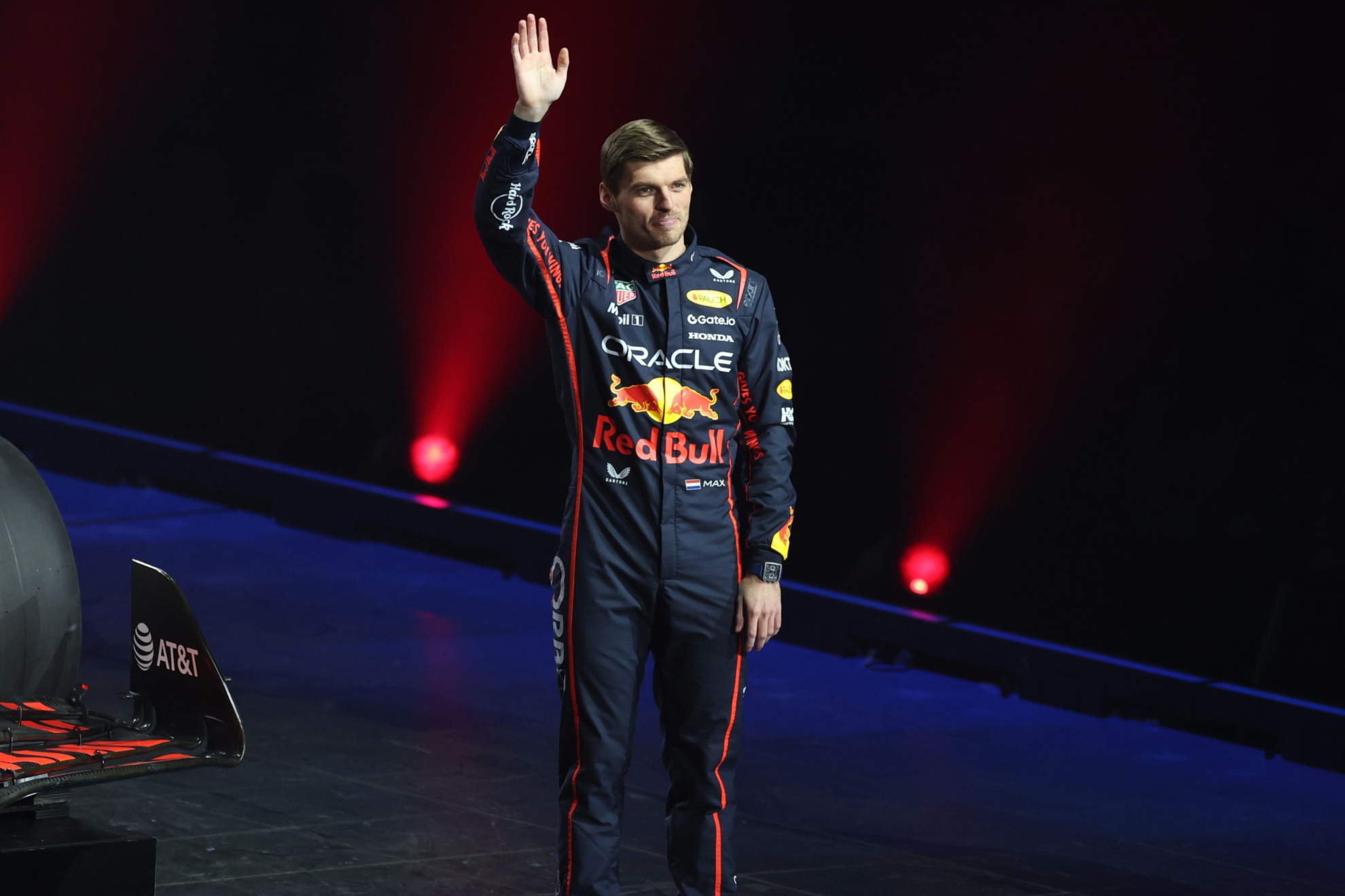 Verstappen saluda al público.