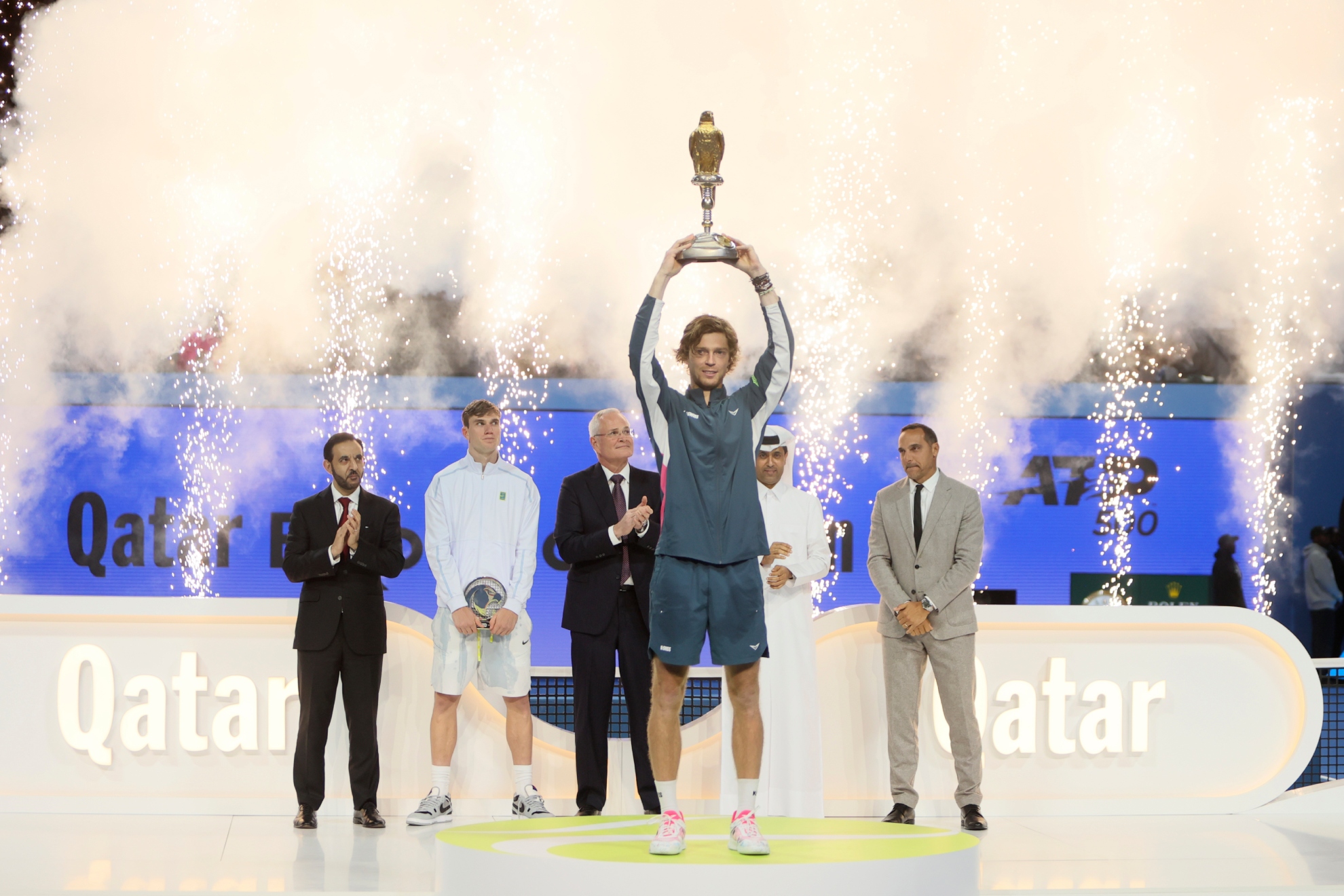 Rublev, con el halcón dorado de Doha.