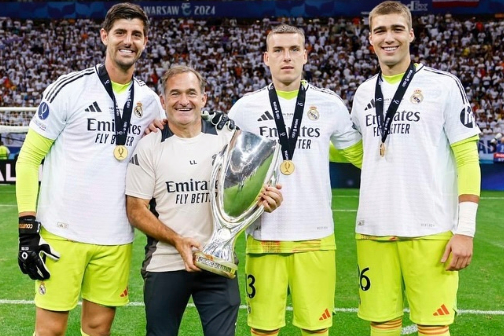 Courtois, Luis Llopis, Lunin y Fran González, con el trofeo de la Supercopa de Europa.