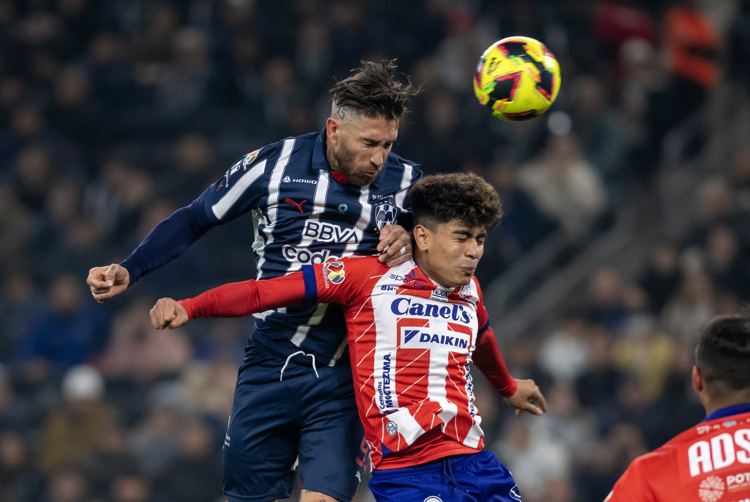 Sergio Ramos con el Rayados de Monterrey disputa el balón con Miguel García de Atlético San Luis