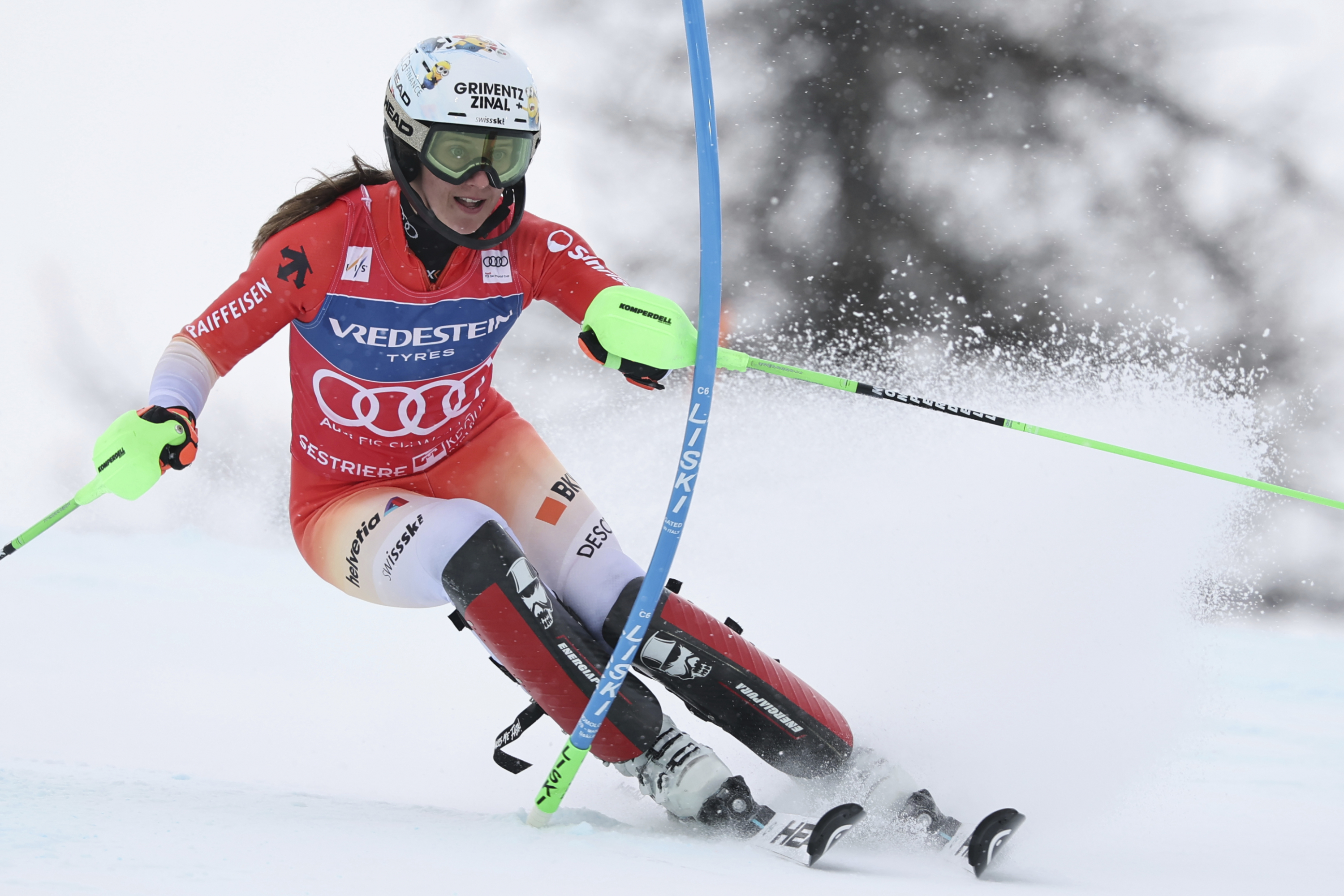 Camille Rast se cayó a dos pasos del arco de meta.
