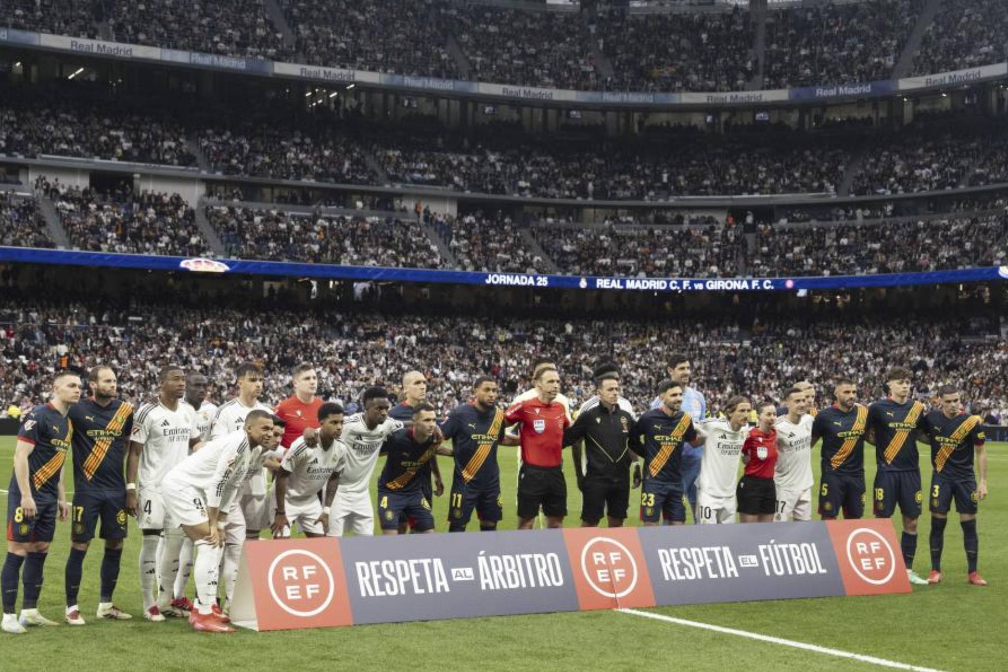 Los onces del Madrid y del Girona en la foto de apoyo a los árbitros
