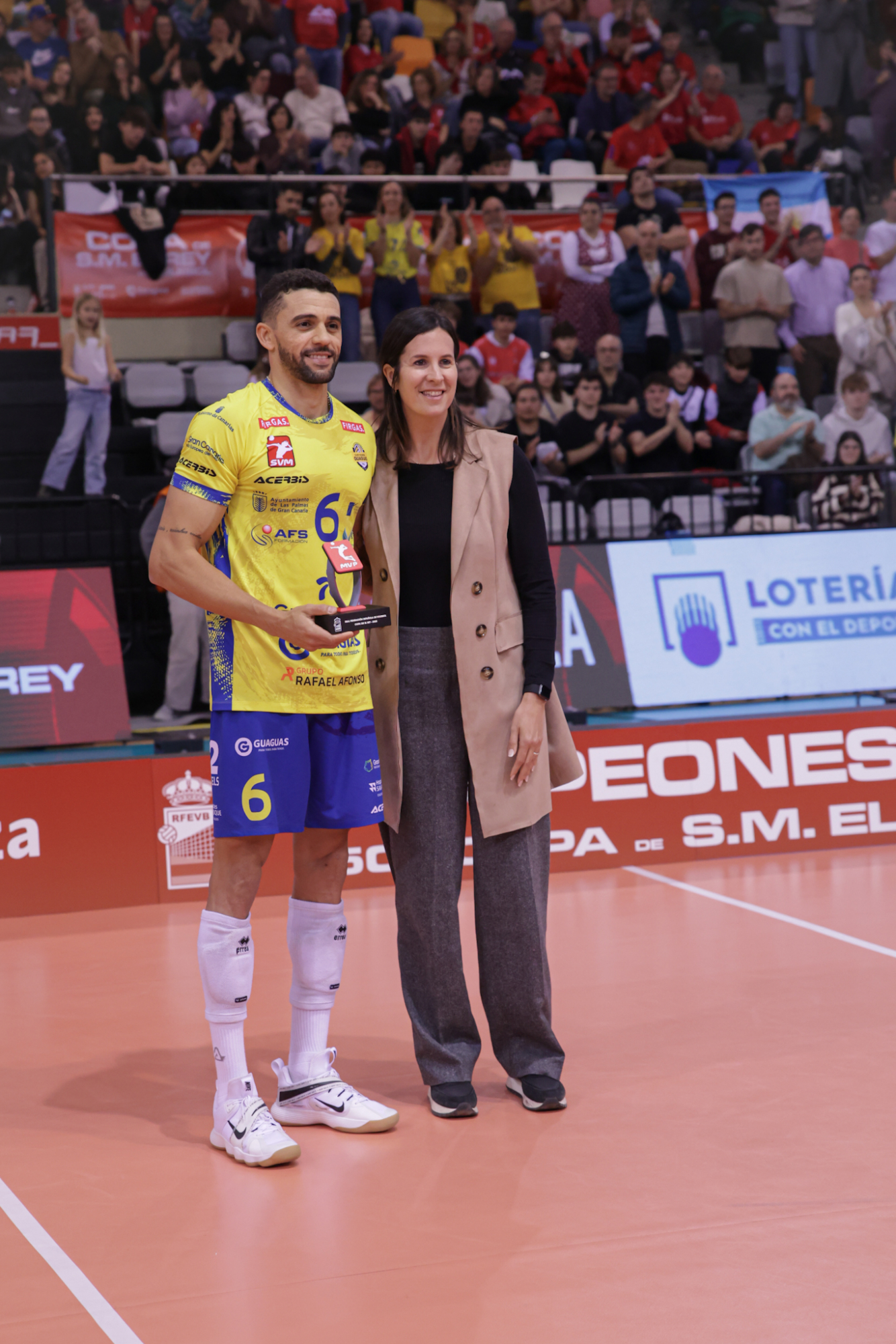 Cristina García Torres, Directora General de Deportes del Gobierno de Aragón hizo entrega del trofeo de MVP de la Copa al opuesto de CV Guaguas Walla Souza