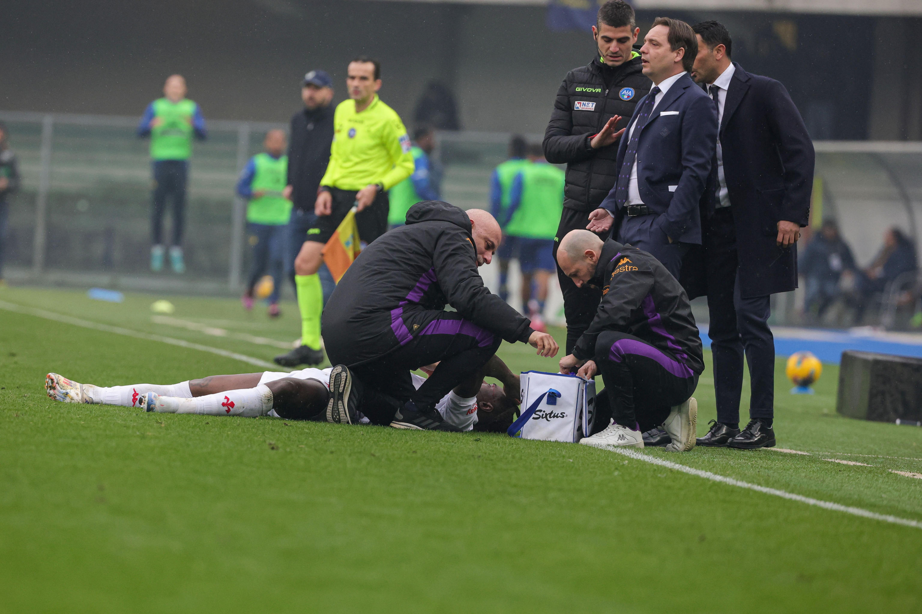 Moise Kean riceve lo scarico dopo aver sofferto e cadere nell’erba contro Hellas Verona