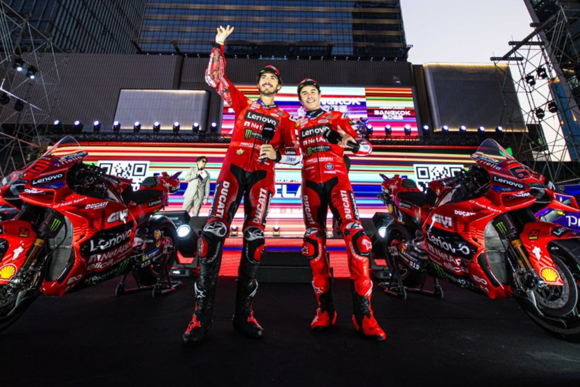 Bagnaia y Márquez saludan en la presentación de Tailandia.