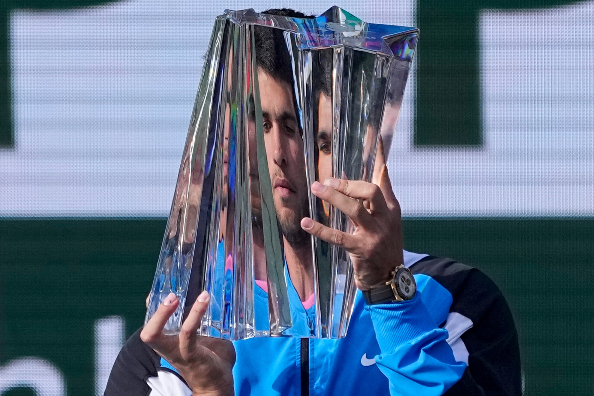 Alcaraz, con el trofeo de Indian Wells.