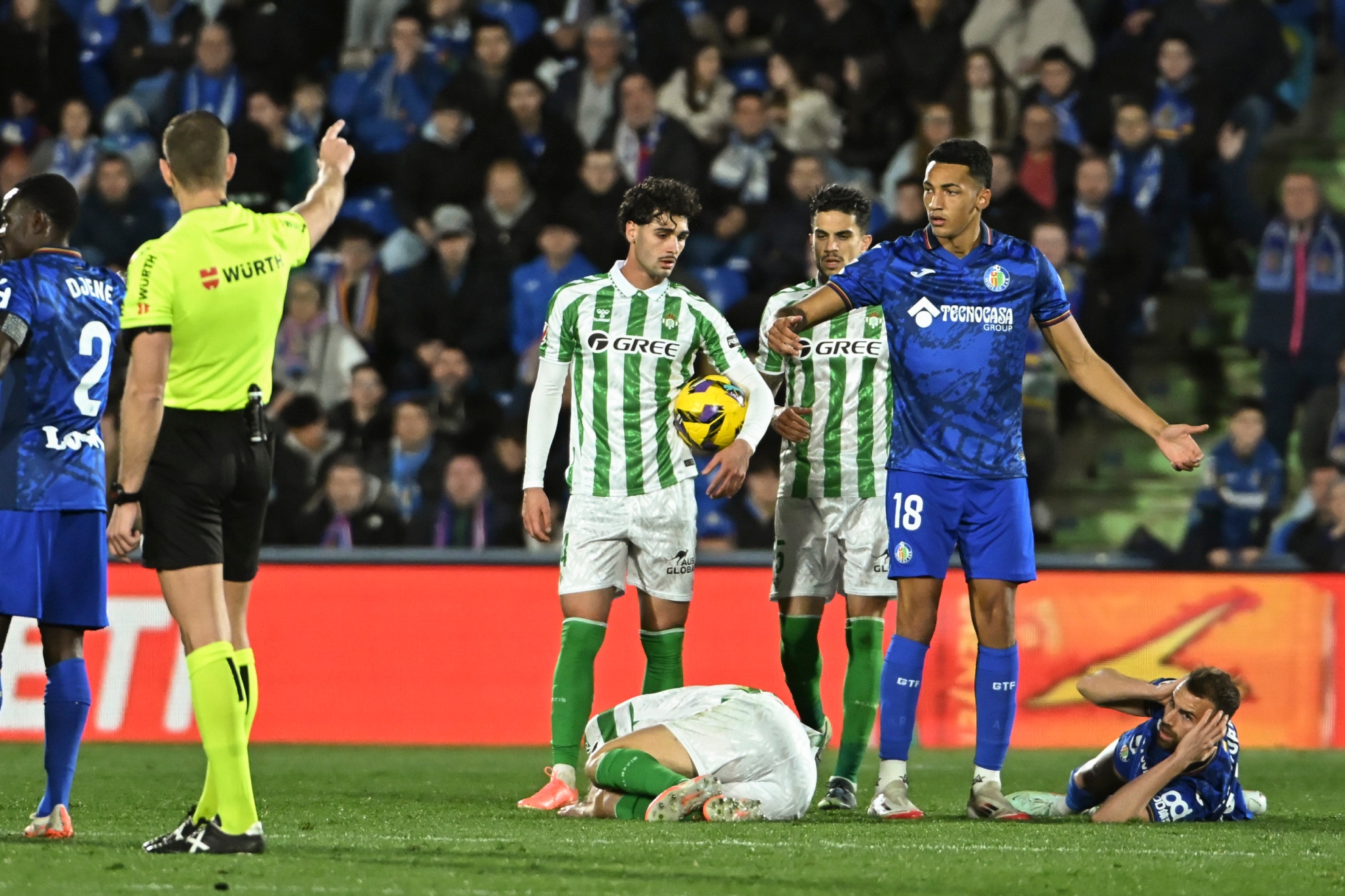 El delantero del Getafe Álvaro Rodríguez protesta una decisión arbitral ante el Betis.