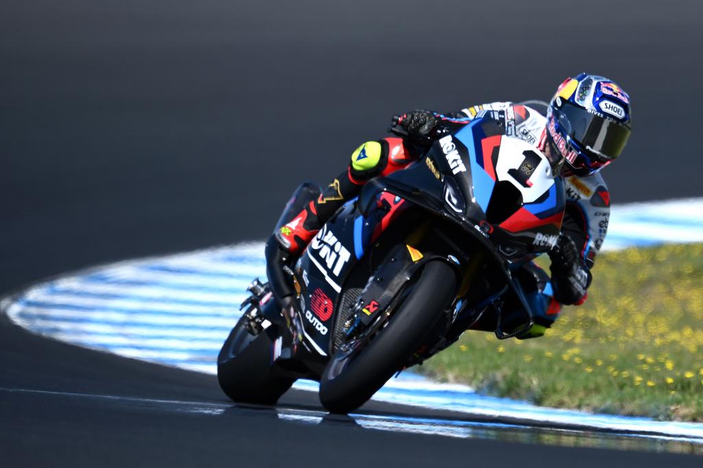 Phillip Island (Australia), 21/02/2025.- Turkish rider Toprak Razgatlioglu of ROKiT BMW Motorrad WorldSBK Team in action during WorldSBK Free Practice 1 during the 2025 FIM Superbike World Championship at Phillip Island Grand Prix Circuit on Phillip Island, Victoria, Australia, 21 February 2025. (Motociclismo) EFE/EPA/JOEL CARRETT AUSTRALIA AND NEW ZEALAND OUT