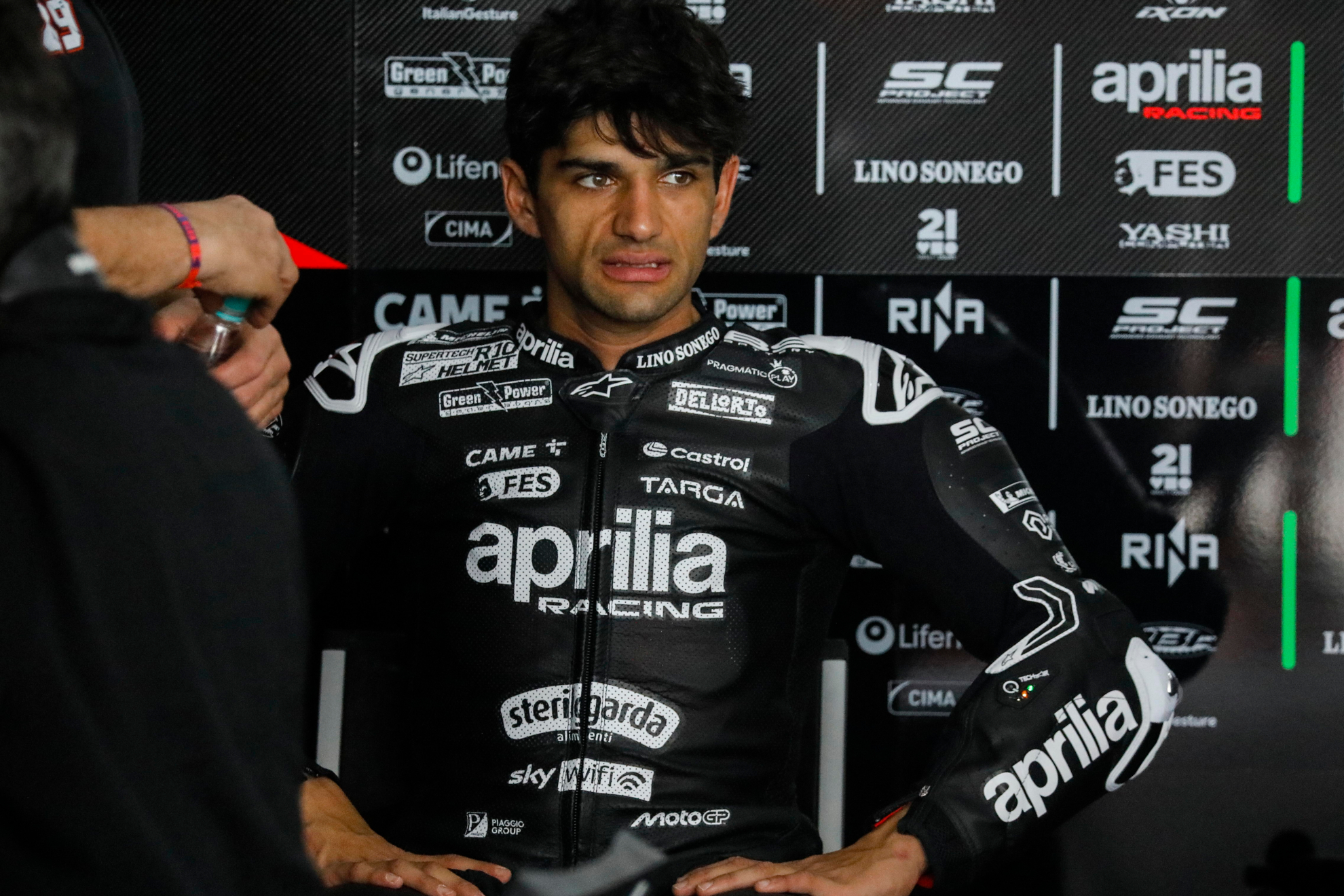 Jorge Martín, sentado en su box, en Sepang.