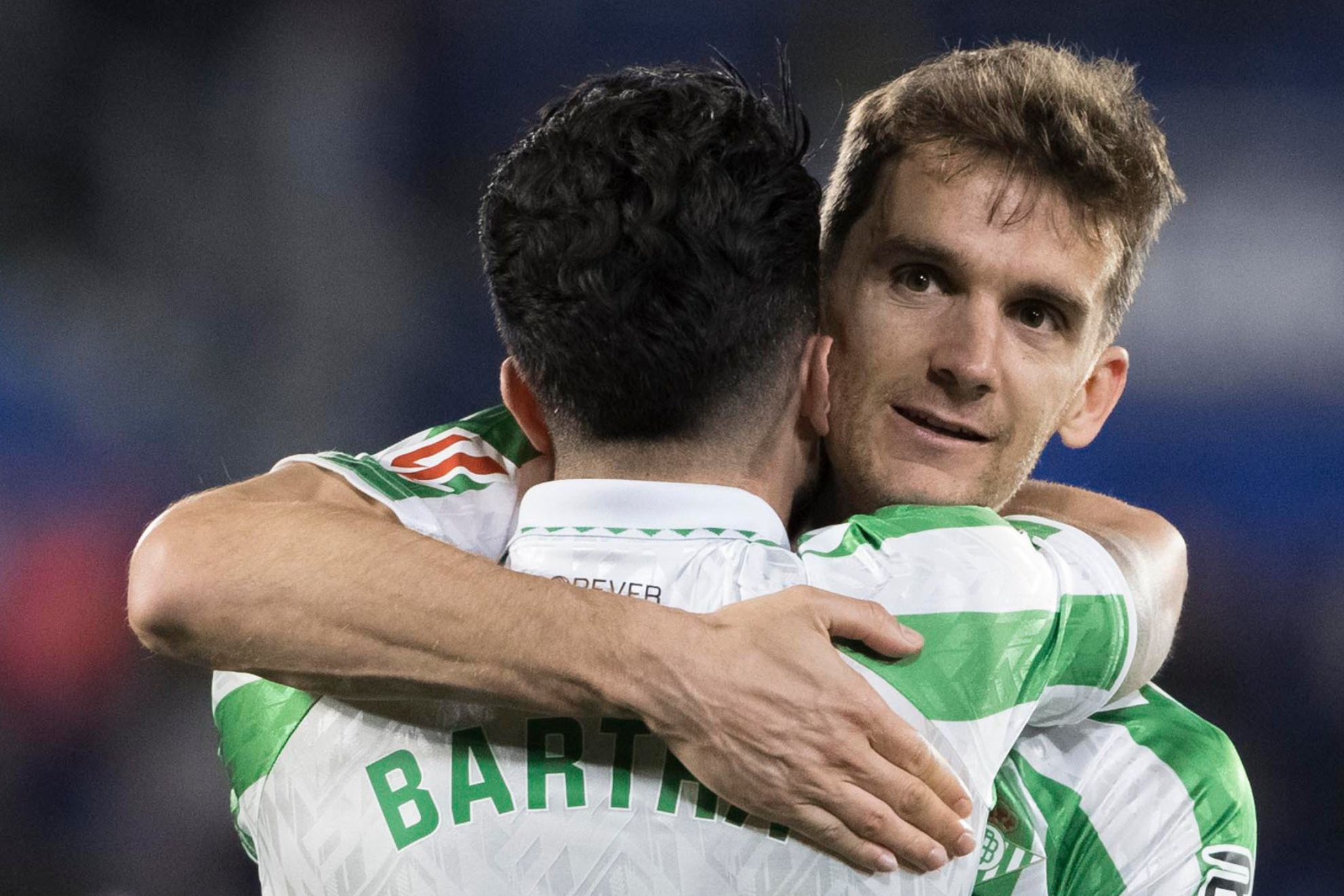 Diego Llorente y Bartra se abrazan en Getafe