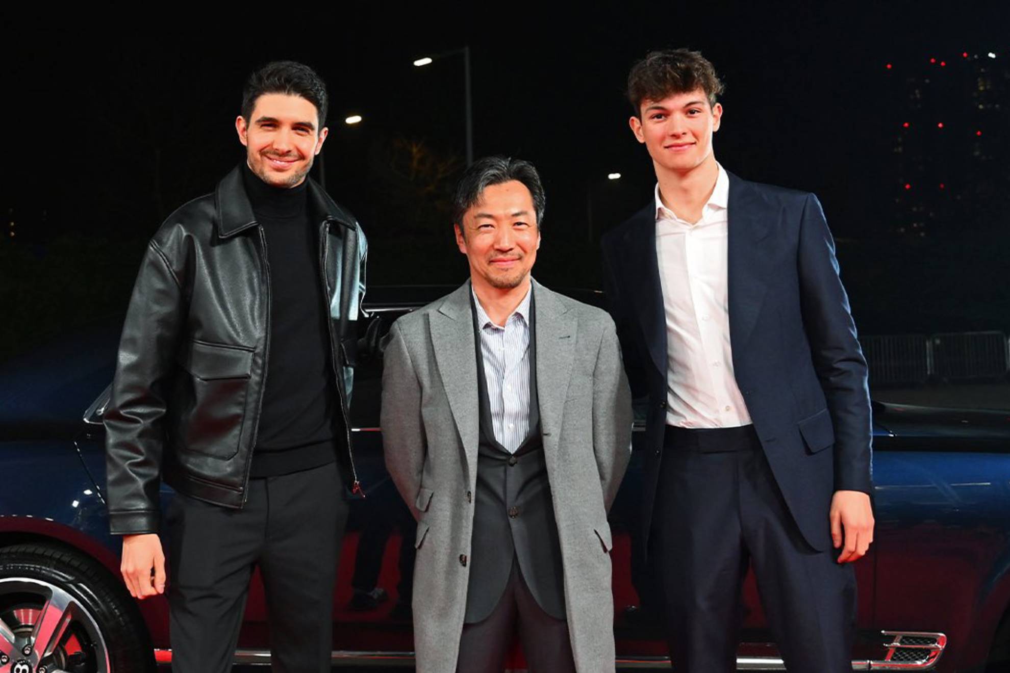 Esteban Ocon, Oliver Bearman y Ayao Komatsu en el F1 75 event.