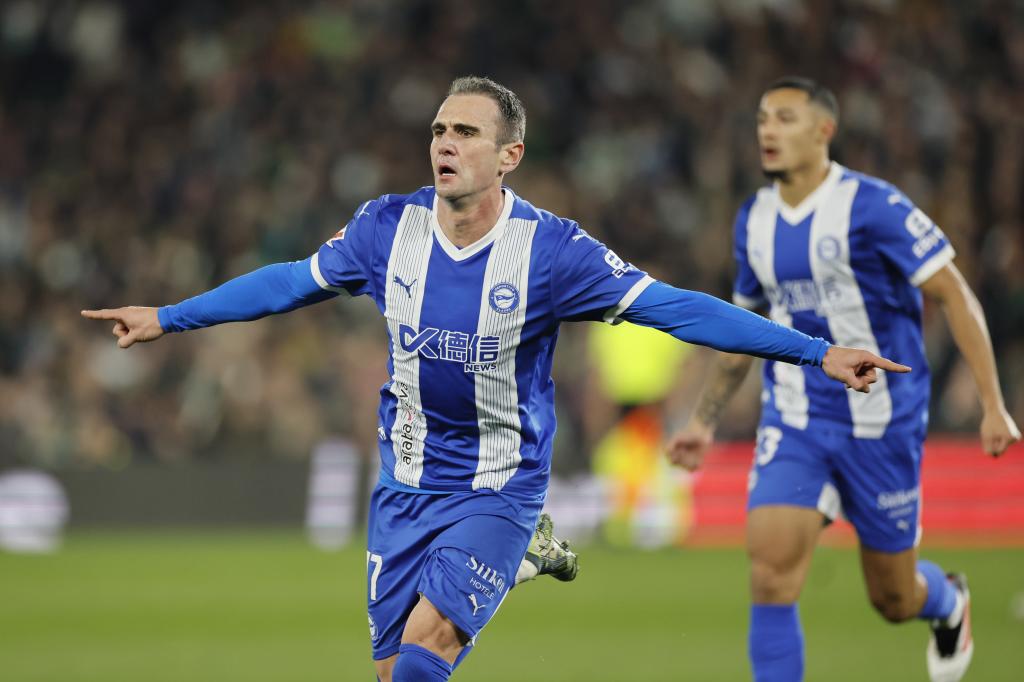 Sevilla, 01/2025.- El delantero de Alavés Kike García famoso después de marcar el segundo gol contra Betis. Efe / José Manuel Vidal