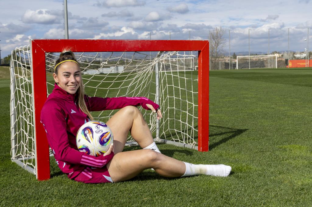 Athenea del Castillo posa para MARCA en la Ciudad del Fútbol de Las Rozas