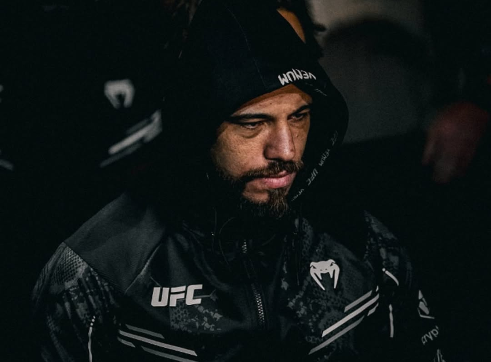 Jean Silva saliendo al octágono de UFC.
