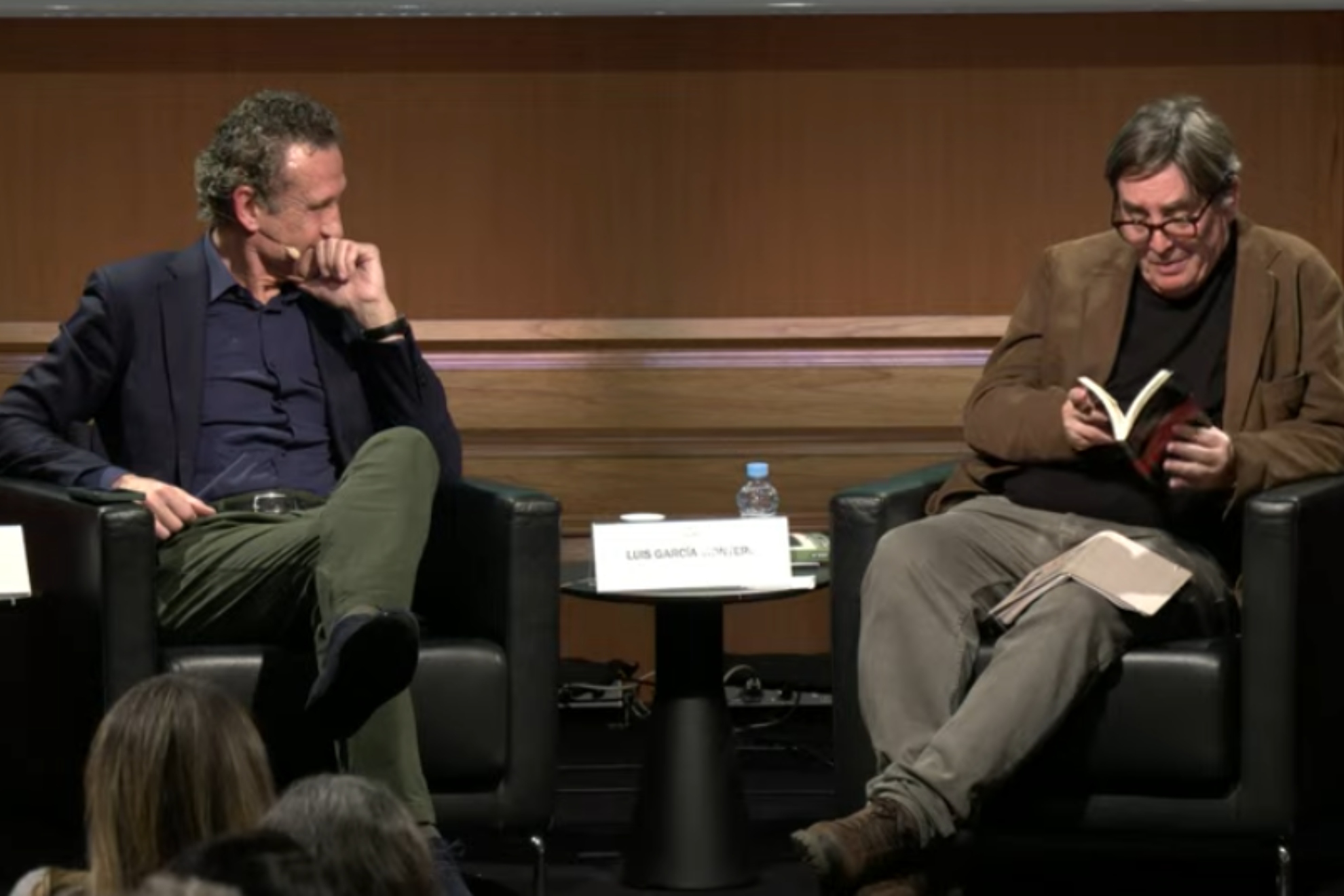 Jorge Valdano y Luis García Montero, durante la charla en el Instituto Cervantes de Madrid.